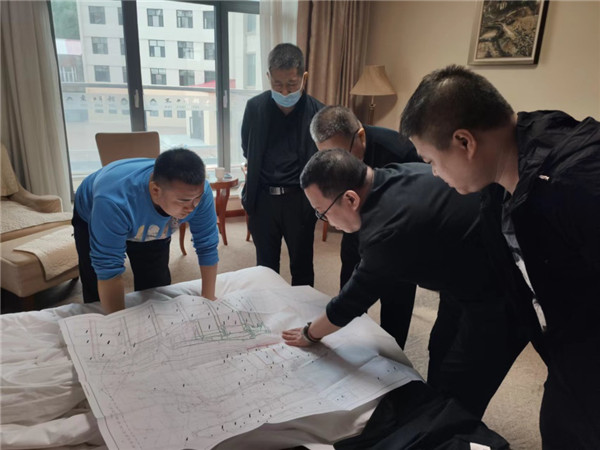 山東科技大學(xué)實(shí)用礦山壓力研究中心主任石永奎教授、郝建博士應(yīng)邀赴龍煤雙鴨山礦業(yè)集團(tuán)進(jìn)行技術(shù)交流